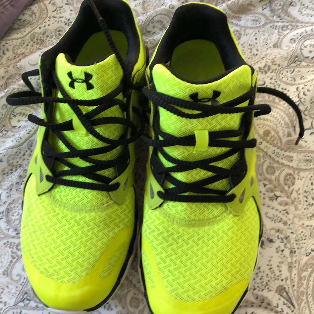 Men’s size 9 Under Armour sneakers